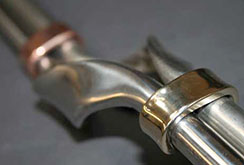 Collar joint with contrasting metals
